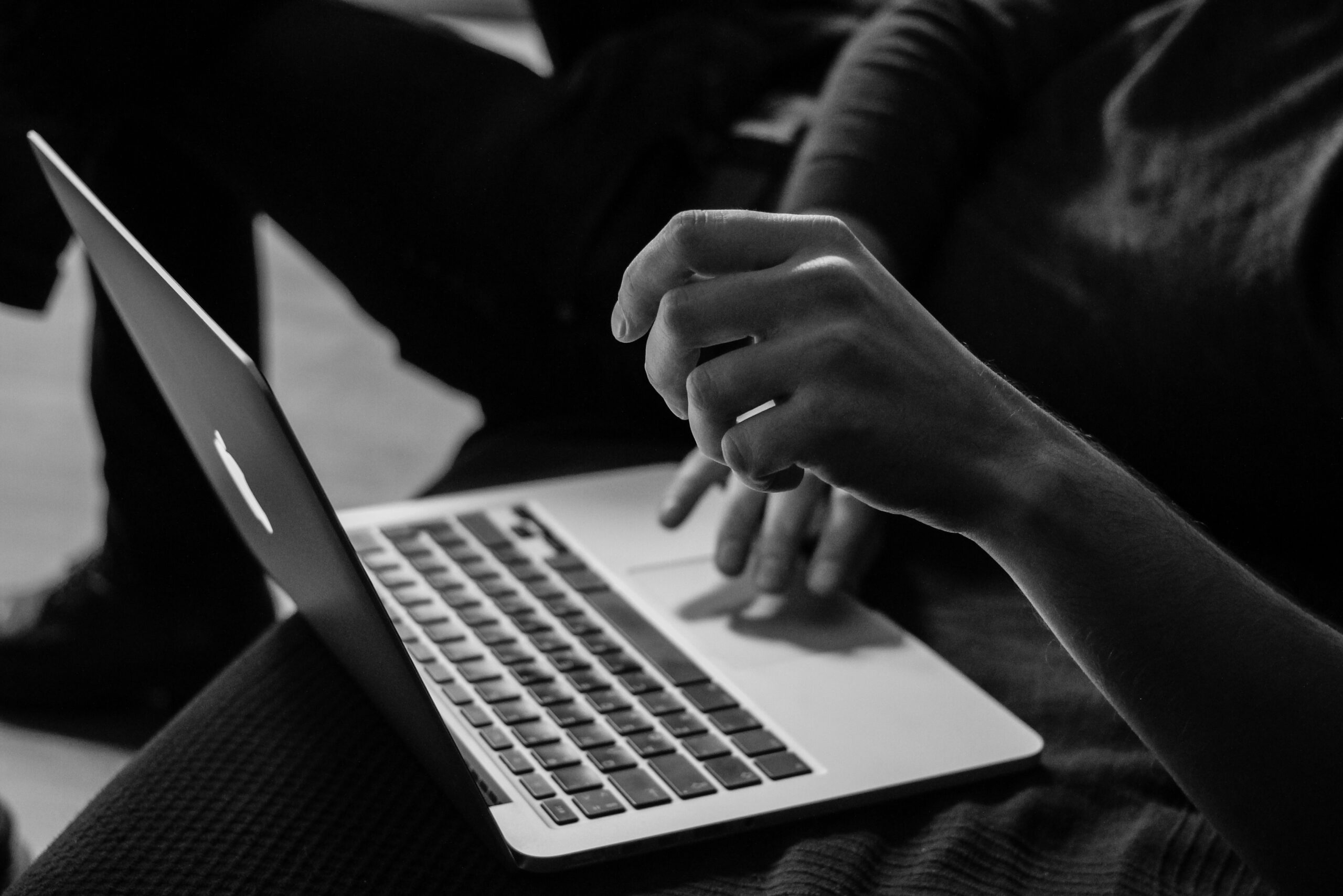 Comment référencer son entreprise en ligne : Guide complet 1 grayscale photo of person using MacBook