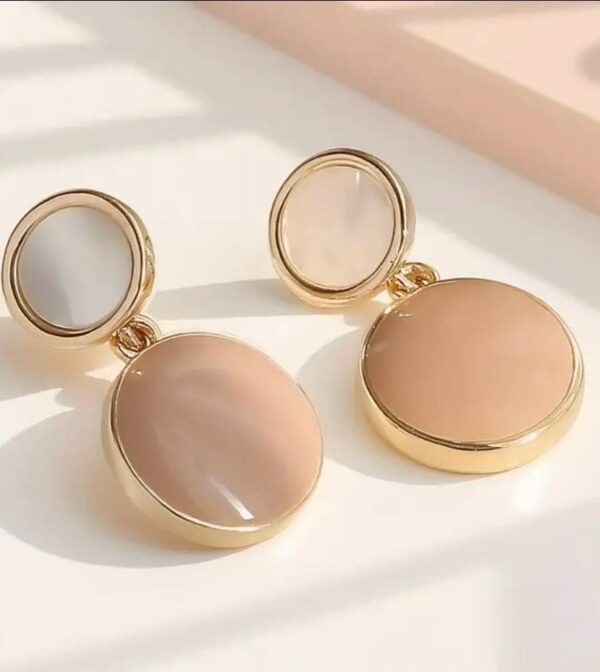 Boucles d’oreilles rondes dorées avec pierre nude